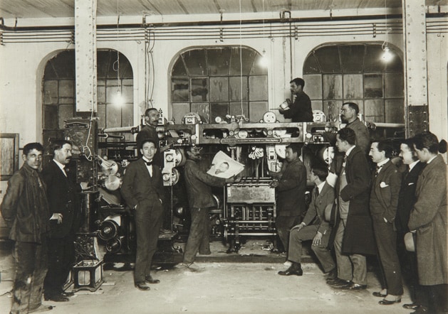 Dentro del Fondo Urgoiti se conserva esta fotografía, fechada el 29 de noviembre de 1917, del primer día de trabajo en 