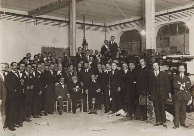 Talleres de ‘El Sol’. Urgoiti con Félix Lorenzo, Manuel Aznar –director del periódico-, y Luis Bagaría, entre otros. Más información: https://www.comunidad.madrid/archivos/index.php/es/actividades/documentos-en-la-onda/item/2601-documentos-en-la-onda-2018