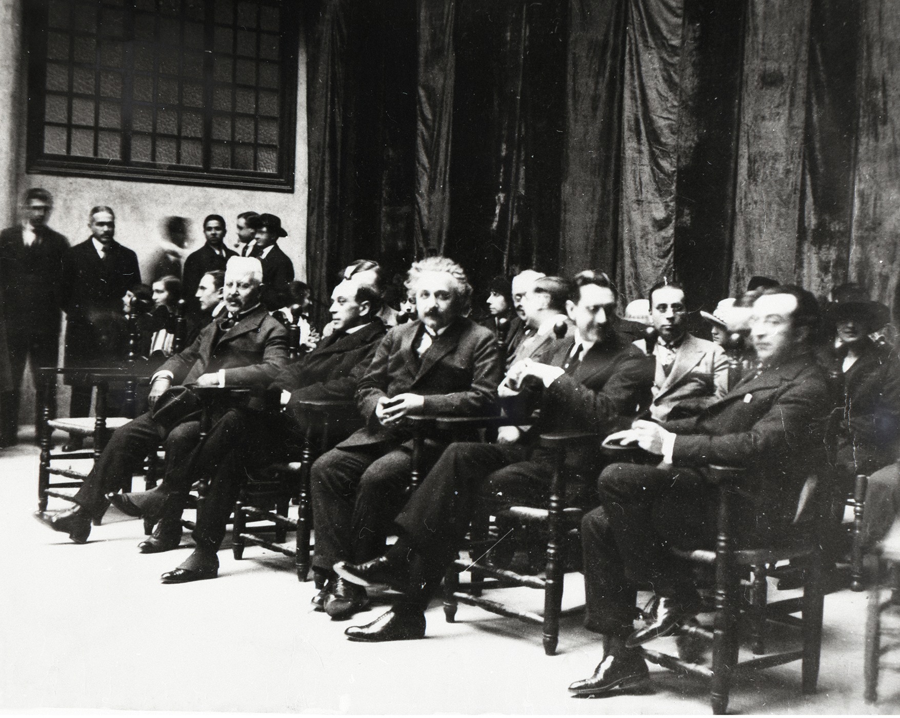 Albert Einstein's visit to Catalonia, from 22 February to 1 March 1923, was a highly significant event in the scientific and cultural context of the era. The photograph of 28 February 1923 corresponds to the event at the Escola Industrial in Barcelona, where he attended performances by the sardana ensemble Barcelona and the Dance Society of the New University Students' Association.