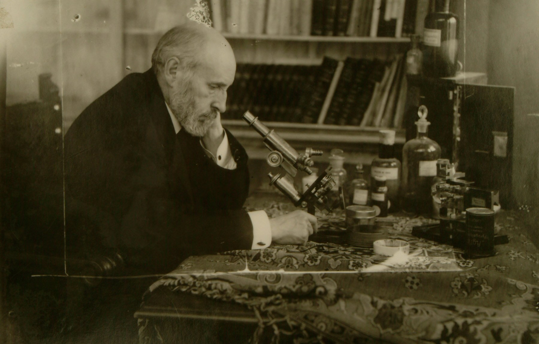 "Autorretrato fotográfico de Santiago Ramón y Cajal frente al microscopio". Una imagen icónica que muestra al científico con su herramienta fundamental. Fue con el dinero ganado como médico militar en Cuba que Cajal pudo comprar su primer microscopio, el instrumento con el que inició la revolución científica que le llevaría desde el estudio de la inflamación hasta el mapa del alma. URL: http://simurg.csic.es/view/9918477842704201