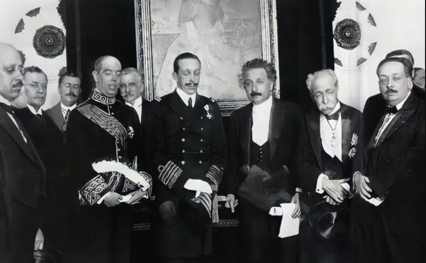 Albert Einstein invested Doctor Honoris Causa by the Universidad Central