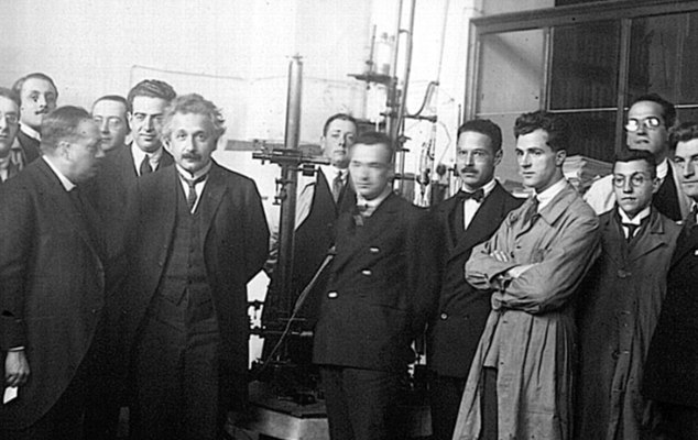 Visit of Albert Einstein to the Laboratory of Physical Research on 2 March 1923. From left to right: Blas Cabrera (in profile), Arturo Duperier (in the background), Albert Einstein, Julio Palacios, and Miguel Catalán (in a lab coat). Source: General Archive of the Administration (AGA).