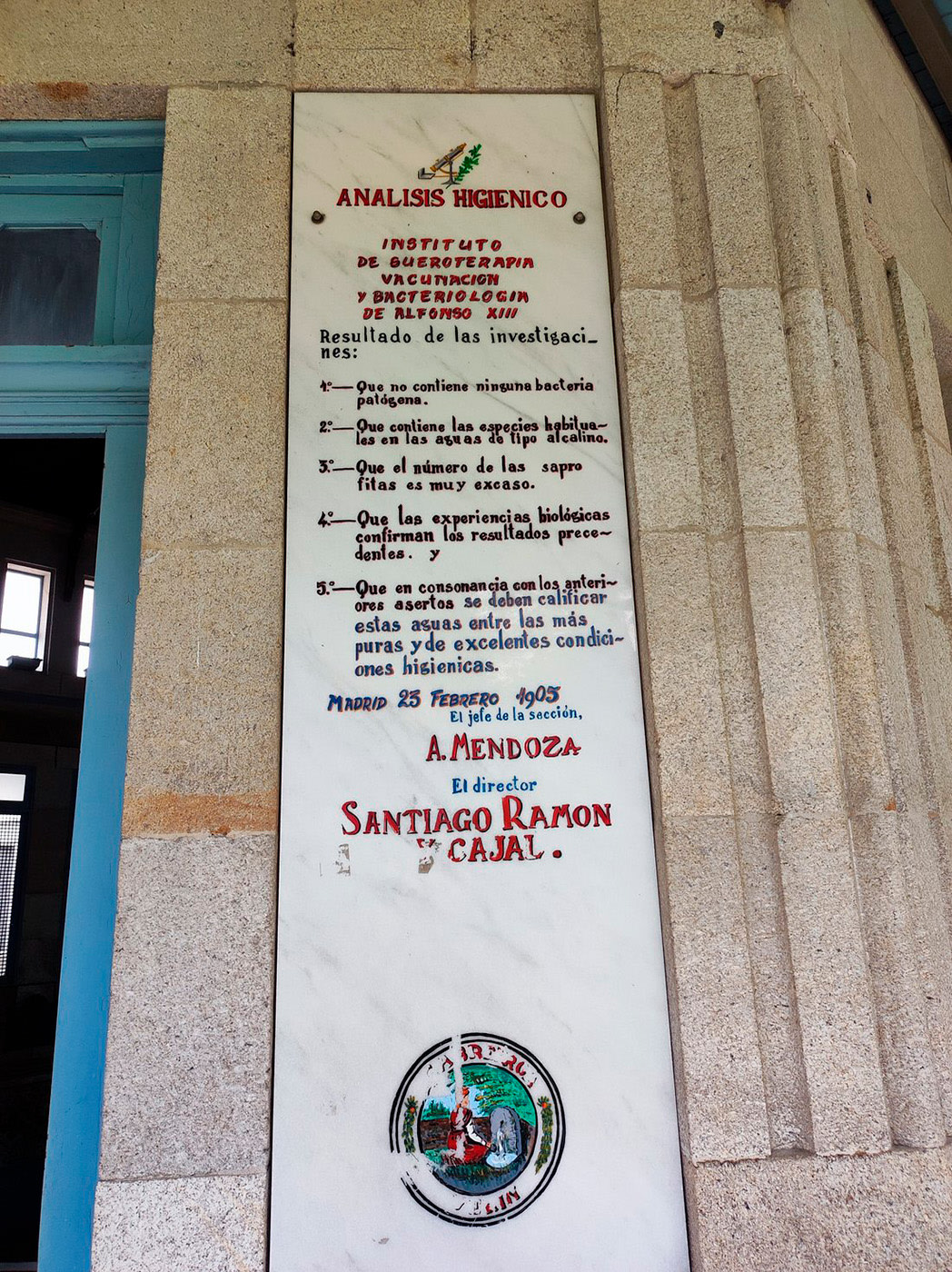 Placa de análisis higiénico en el balneario de Cabreiroá, firmada por Santiago Ramón y Cajal, que declara la pureza y condiciones higiénicas del agua mineral.
