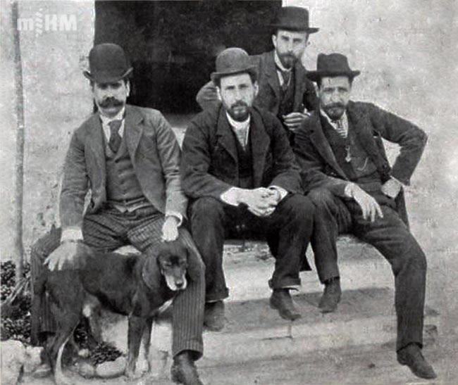 El maestro Ramon y Cajal, acompañado de sus discípulos, los doctores Josep M Bofill, Manuel Duran y Josep M Roca, de excursión para cazar salamandras para estudiar la kariokinesis o segmentación celular indirecta. Vallirana. 1890.