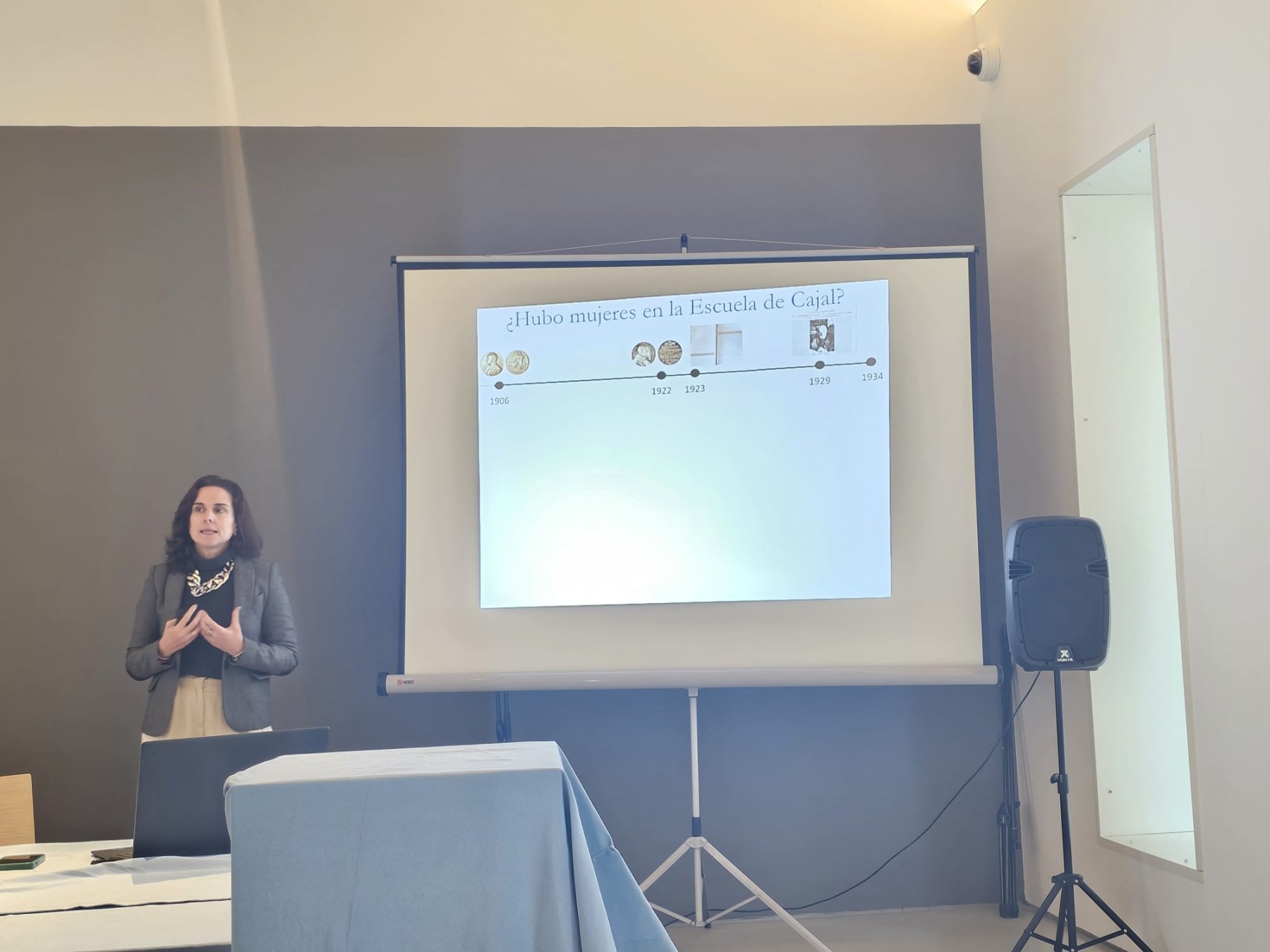 Lecture on the role of women in Cajal's school, presented by a woman in an academic setting.
