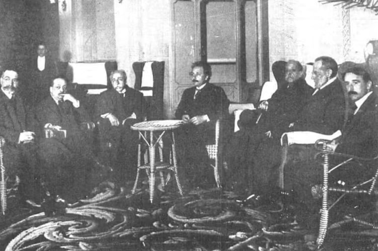 Professor Einstein with the rector of the University of Madrid and professors of the institution, during the visit he paid to the faculty on the day of his arrival, published in the magazine Mundo Gráfico on 7 March 1923. Wikimedia Commons