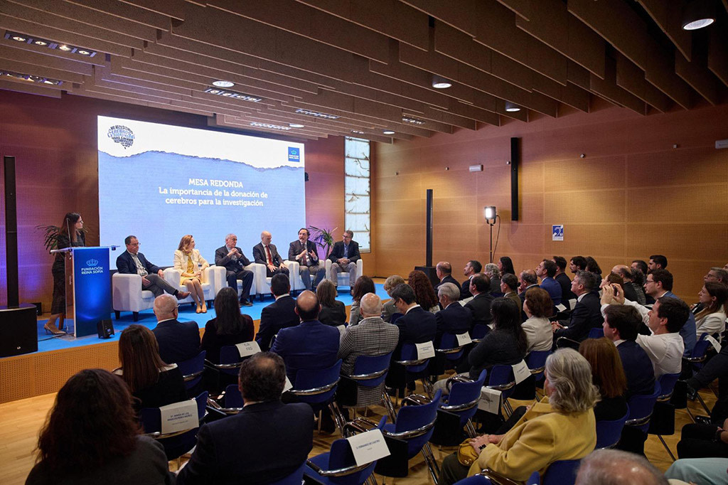 Her Majesty Queen Sofía -- Extraordinary Brains donation campaign: Alzheimer's, Parkinson's, and ALS
