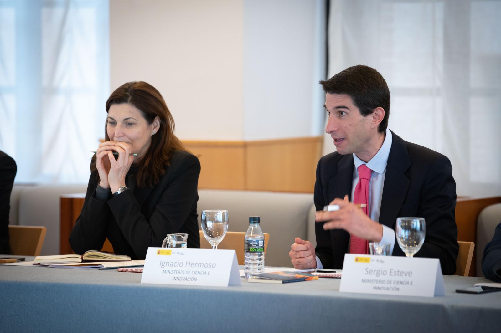 Raquel Yotti, Secretaria General de Investigación del Ministerio de Ciencia, Innovación y Universidades y Directora General del Instituto de Salud Carlos III con Ignacio Hermoso, Vicesecretario general técnico en el Ministerio de Educación, Cultura y Deporte.