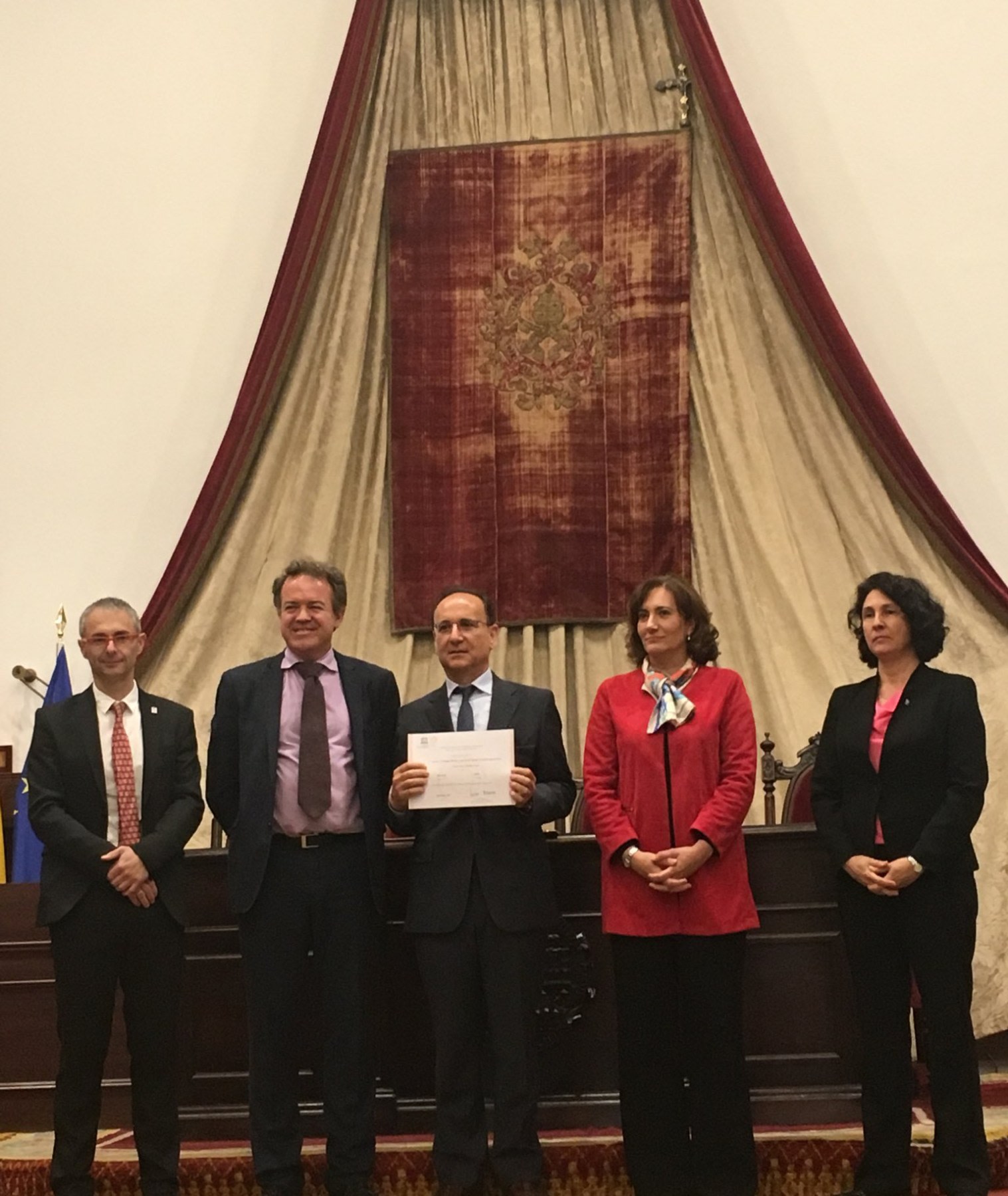 Diploma presentation ceremony for the inscription.