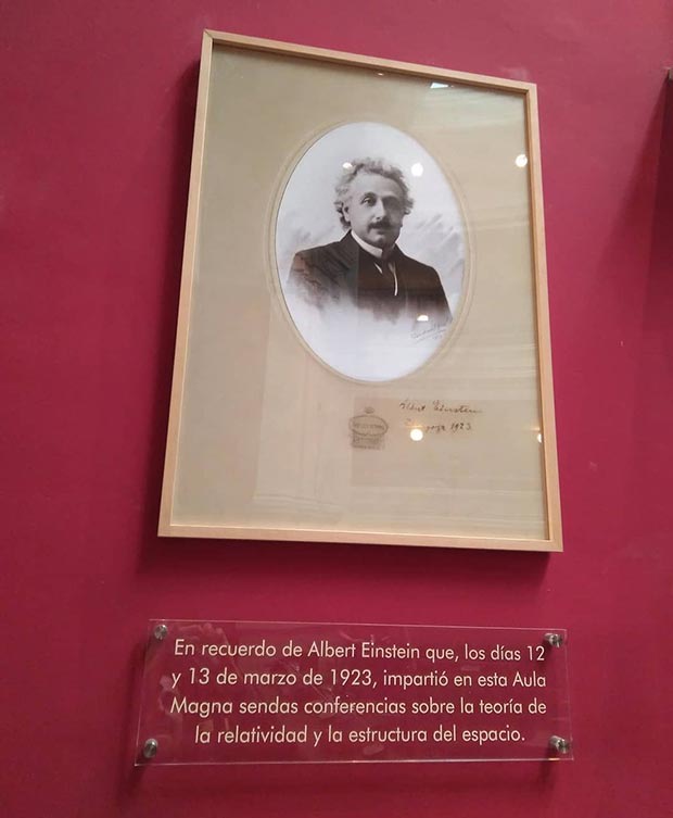 In the Aula Magna of the Paraninfo of the University of Zaragoza there is a plaque commemorating the visit of the German physicist Albert Einstein in 1923