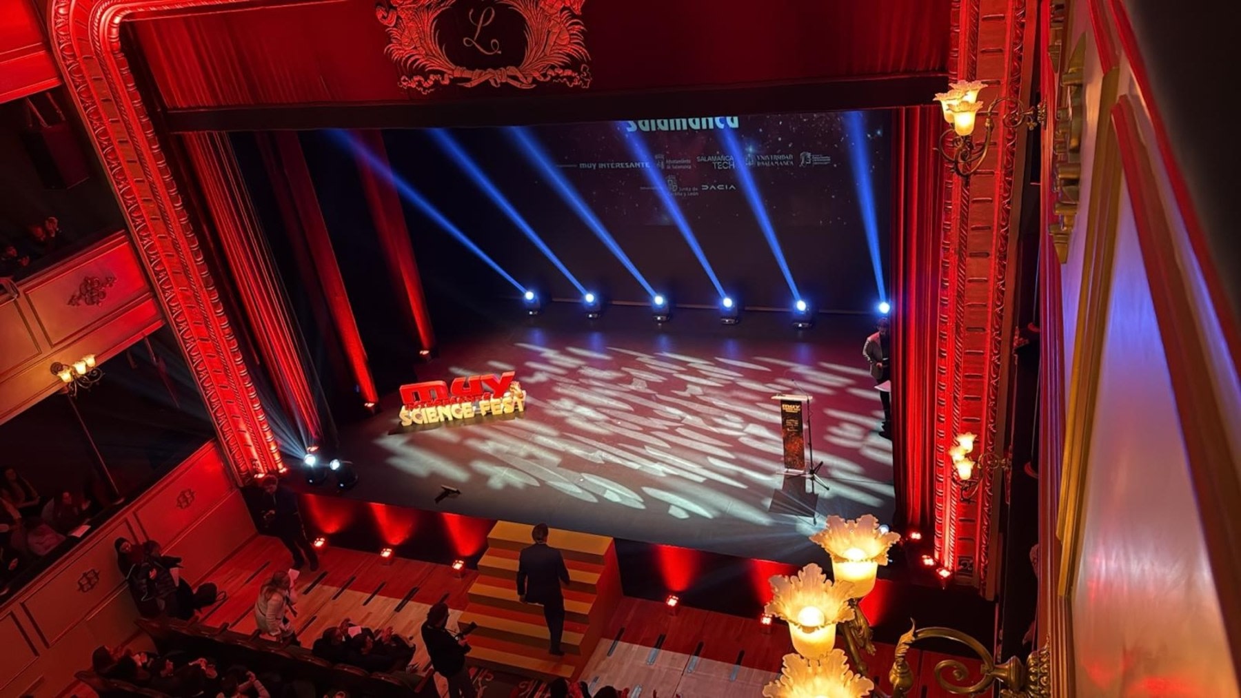 Vista del escenario del MUY Science Fest 2025 en el Teatro Liceo de Salamanca, con luces y decoración teatral, y el logo del festival iluminado.