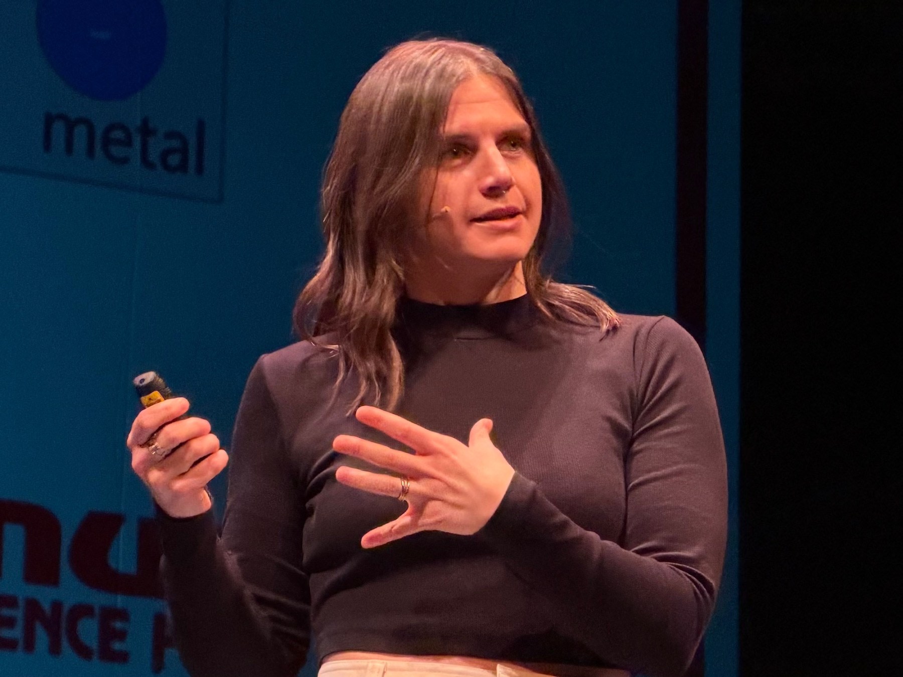 Ponente en el MUY Science Fest 2025 en el Teatro Liceo de Salamanca, expresando ideas con un micrófono y usando gestos para enfatizar su discurso.