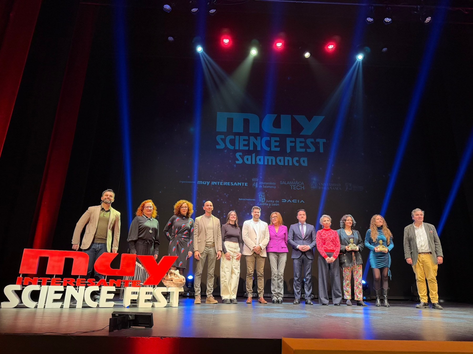 Grupo de ponentes y organizadores en el escenario del MUY Science Fest 2025 en el Teatro Liceo de Salamanca, con el logotipo del festival en el fondo.