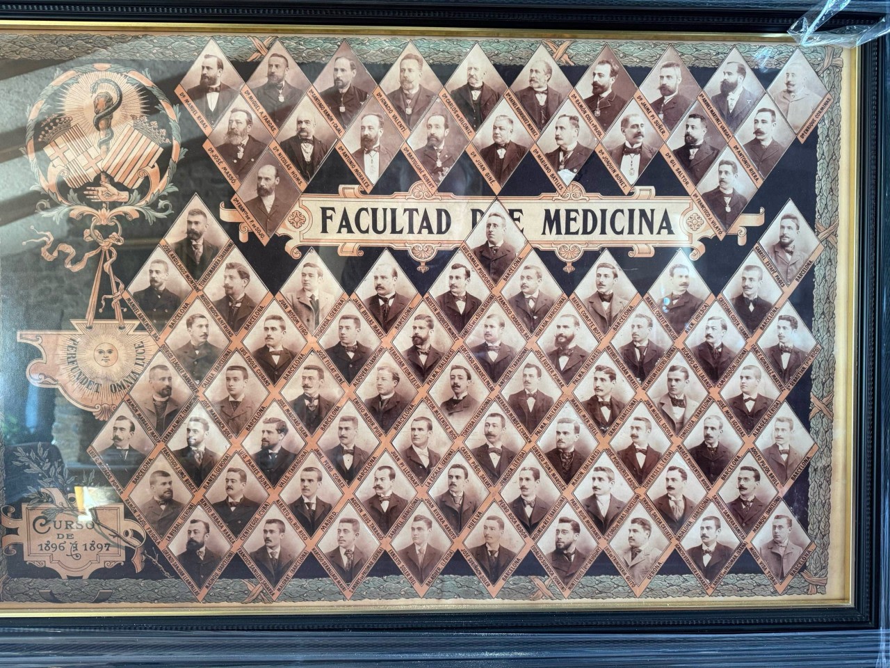 Fotografía histórica de un grupo de estudiantes de la Facultad de Medicina, con retratos dispuestos en un diseño de diamante, acompañada de elementos decorativos y texto que indica el curso académico 1896-1897.