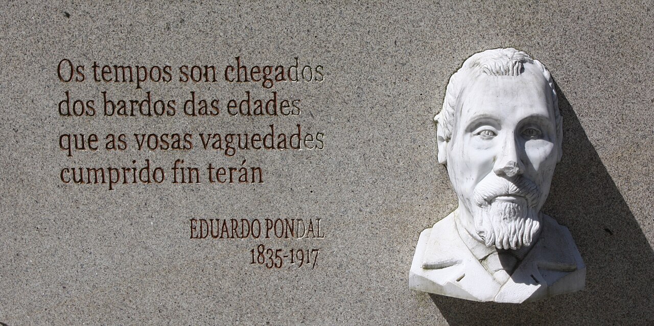 Relieve de un busto de Eduardo Pondal en una placa con inscripciones en gallego, resaltando su legado literario e histórico.