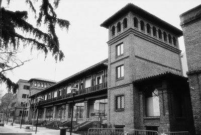 Vista exterior de la Residencia de Estudiantes, un edificio emblemático de estilo arquitectónico español, caracterizado por su diseño de ladrillo y estructuras típicas del periodo de principios del siglo XX.