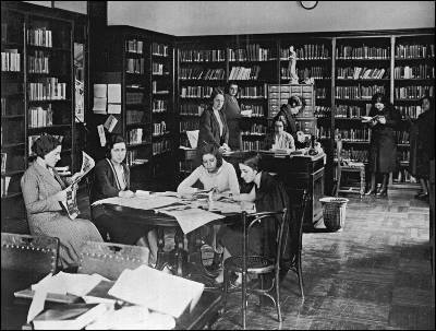 Es la primera vez, que las mujeres españolas tiene la posibilidad de recibir una educación de calidad, igualitaria y laica que les abrirá la puerta de la libertad y con ello cambiar el rumbo de la historia. Imagen de la Fundación José Ortega y Gasset-Gregorio Marañón