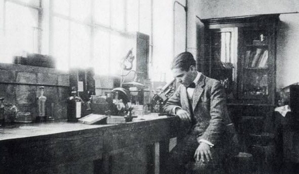 Federico García Lorca en el laboratorio de Pío del Río-Hortega en la Residencia de Estudiantes.