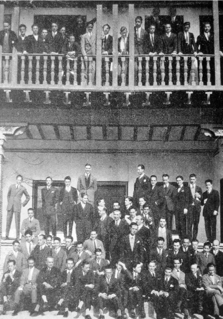 Residentes 1925 (Revista Residencia). En la primera fila, a la derecha se encuentran Salvador Dalí, León Sánchez Cuesta y Federico García Lorca.