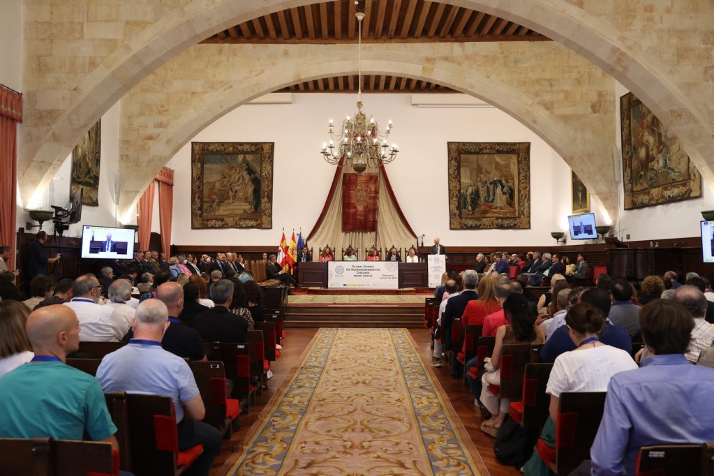 Her Majesty Queen Sofía -- Extraordinary Brains donation campaign: Alzheimer's, Parkinson's, and ALS