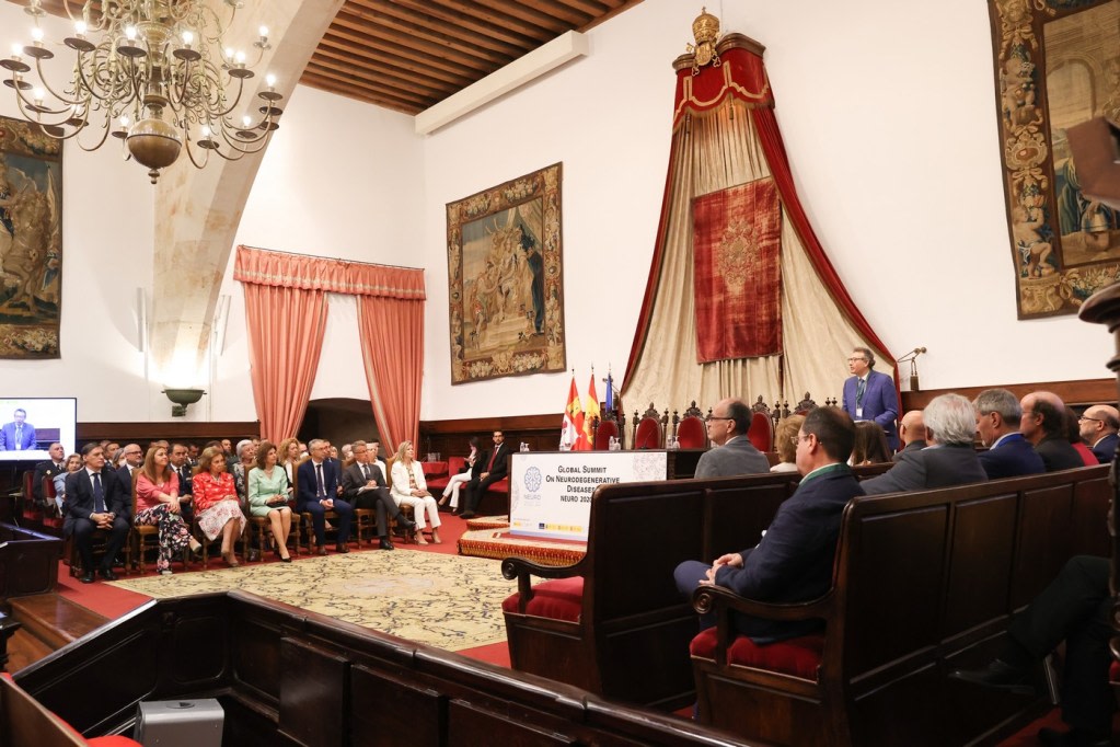 Her Majesty Queen Sofía -- Extraordinary Brains donation campaign: Alzheimer's, Parkinson's, and ALS