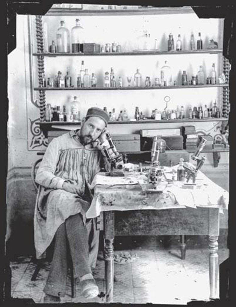 Santiago Ramón y Cajal in his laboratory in Valencia. One of his photographic self-portraits (611-002). Legado Cajal. © CSIC – Museo Nacional de Ciencias Naturales.