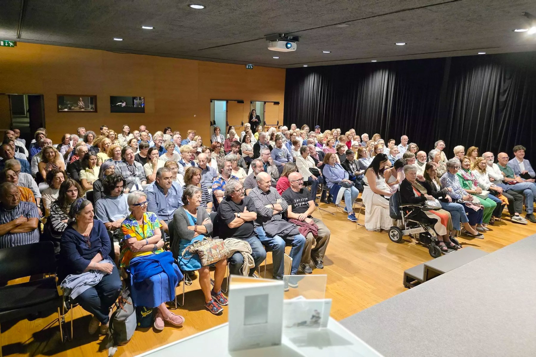 Público asistente al Club Faro para escuchar la conferencia sobre Santiago Ramón y Cajal / Marta G. Brea
