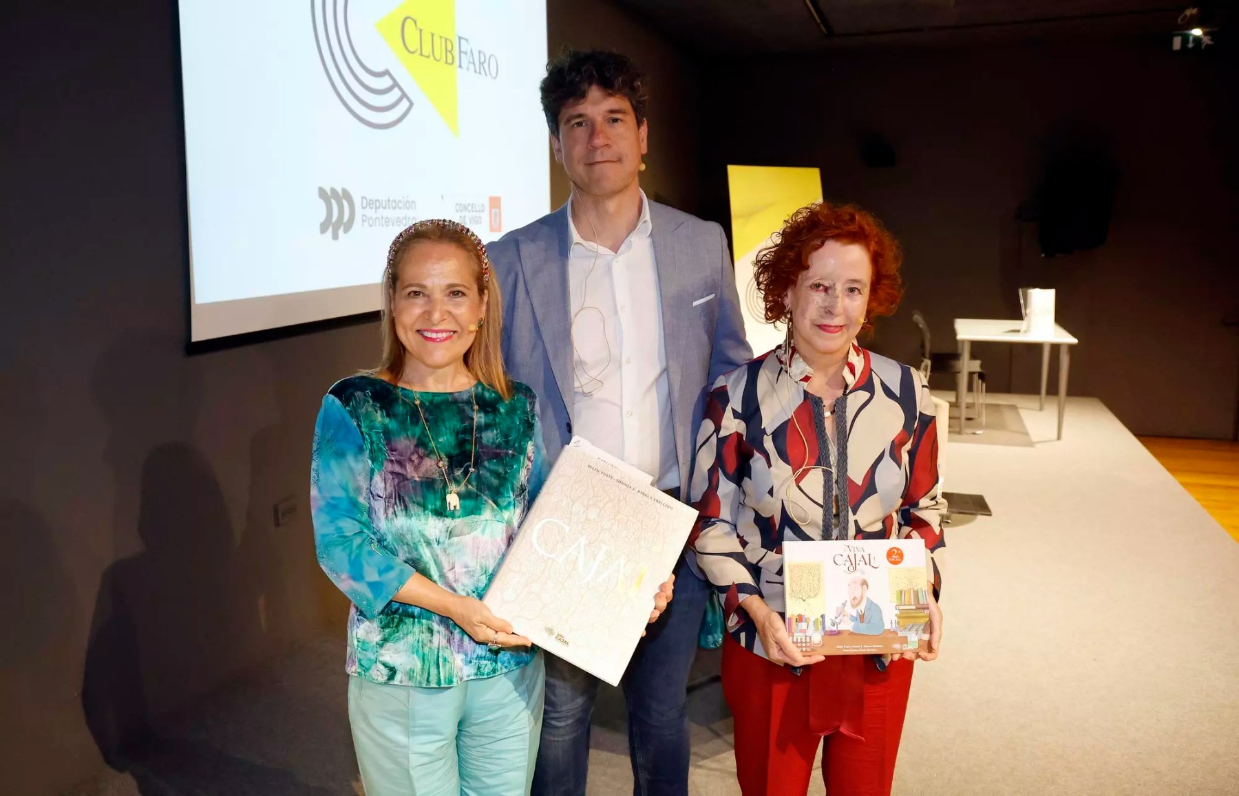 De izquierda a derecha, Sonnia L. Rivas-Caballero, Diego Gómez y Belén Yuste, al inicio de la conferencia en el Club Faro / Marta G. Brea