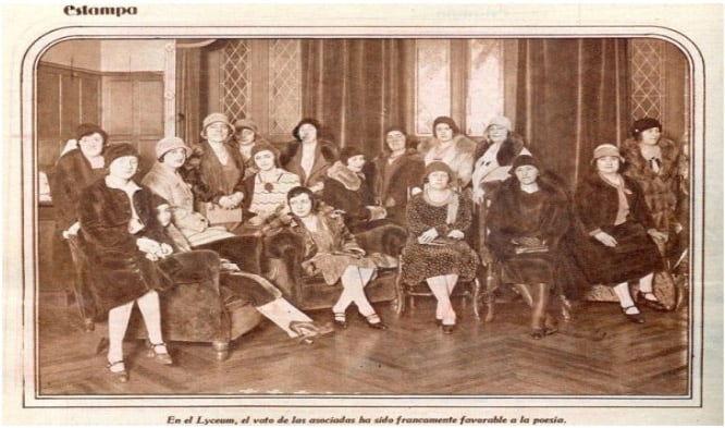 Grupo de mujeres en el Lyceum, un centro cultural destacado en la historia de la educación femenina en España, fotografiado en un ambiente elegante.